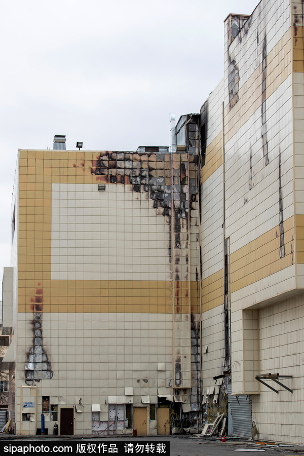 俄羅斯克麥羅沃購物中心作業 建筑外墻拆除中