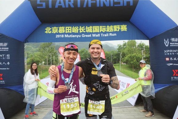 十二國(guó)跑者聚集北京慕田峪 跑上長(zhǎng)城感受歷史