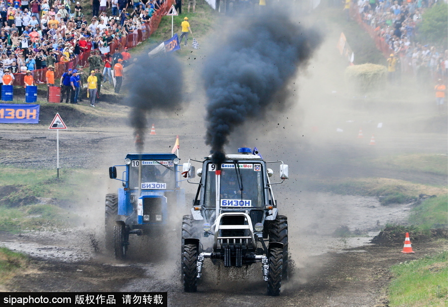 俄羅斯舉辦拖拉機(jī)越野大賽 穿越泥坑驚險(xiǎn)刺激