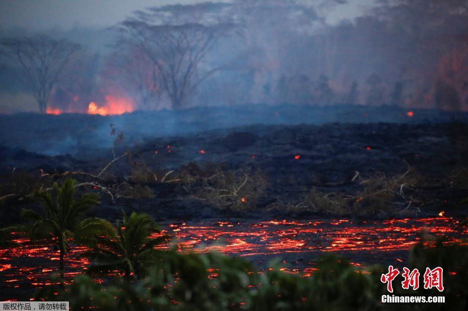 夏威夷火山持續噴發 熔巖流淌成“火河”