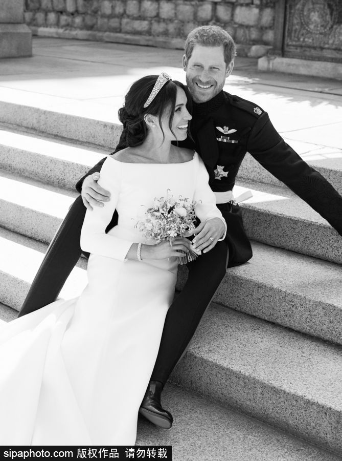 英國(guó)皇室公布官方全家福 王室一家幸福合影