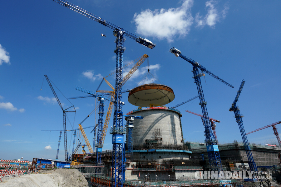 中國自主三代核電技術“華龍一號”吊裝穹頂