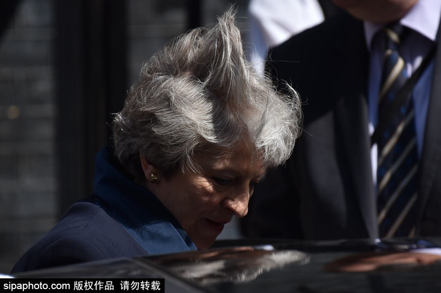 英國(guó)首相特麗莎·梅現(xiàn)身唐寧街 頭發(fā)在風(fēng)中凌亂秒變“雞冠”