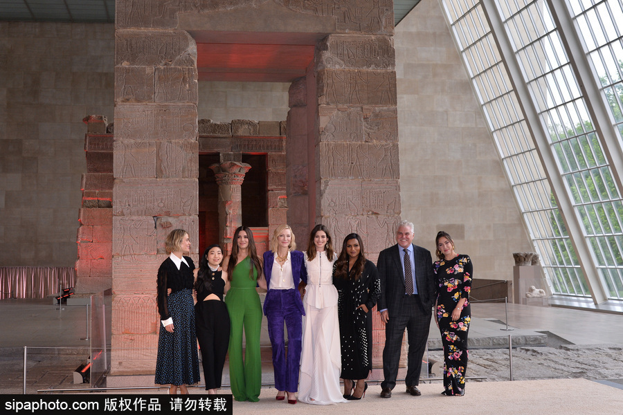 女王扎堆！布蘭切特、安妮·海瑟薇、桑德拉·布洛克現身新片發布會