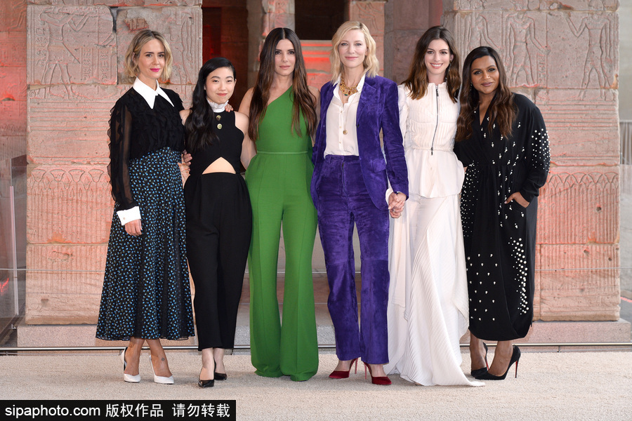 女王扎堆！布蘭切特、安妮·海瑟薇、桑德拉·布洛克現(xiàn)身新片發(fā)布會(huì)