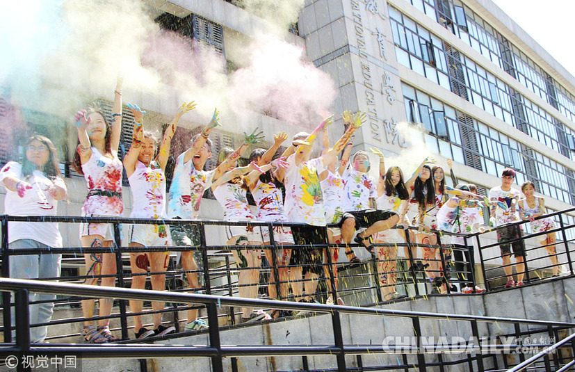 換個(gè)角度致敬青春 盤點(diǎn)那些“不一樣”的畢業(yè)照