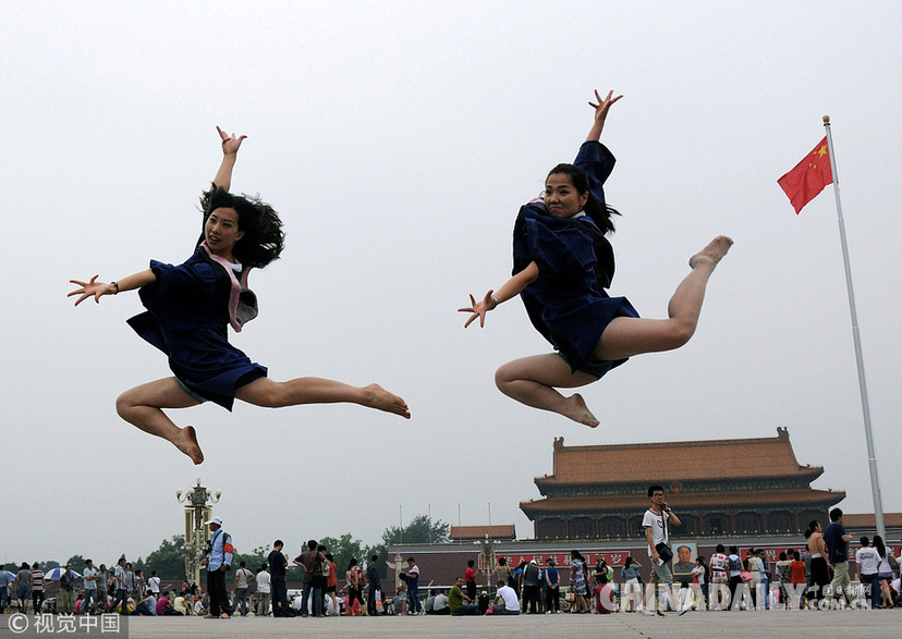 換個(gè)角度致敬青春 盤(pán)點(diǎn)那些“不一樣”的畢業(yè)照