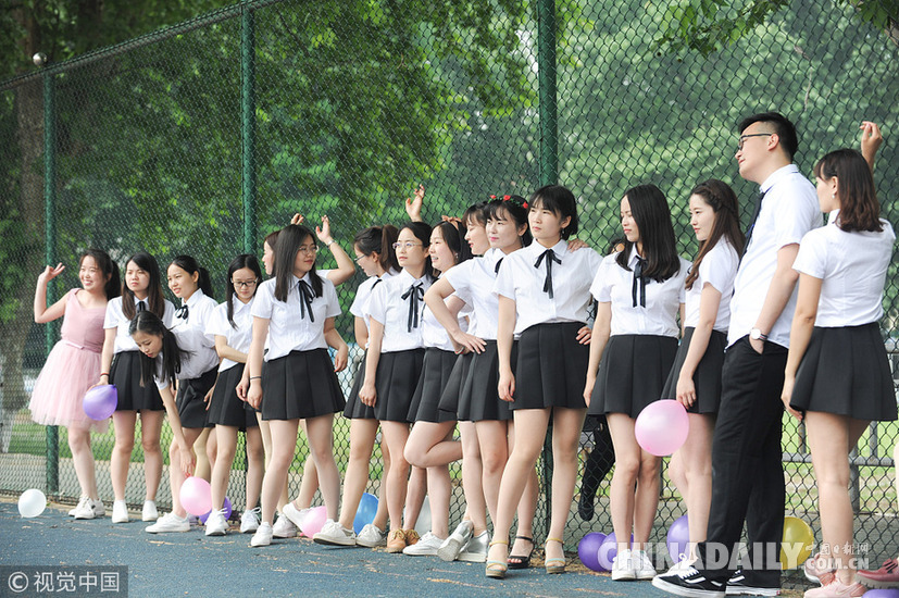 換個(gè)角度致敬青春 盤點(diǎn)那些“不一樣”的畢業(yè)照