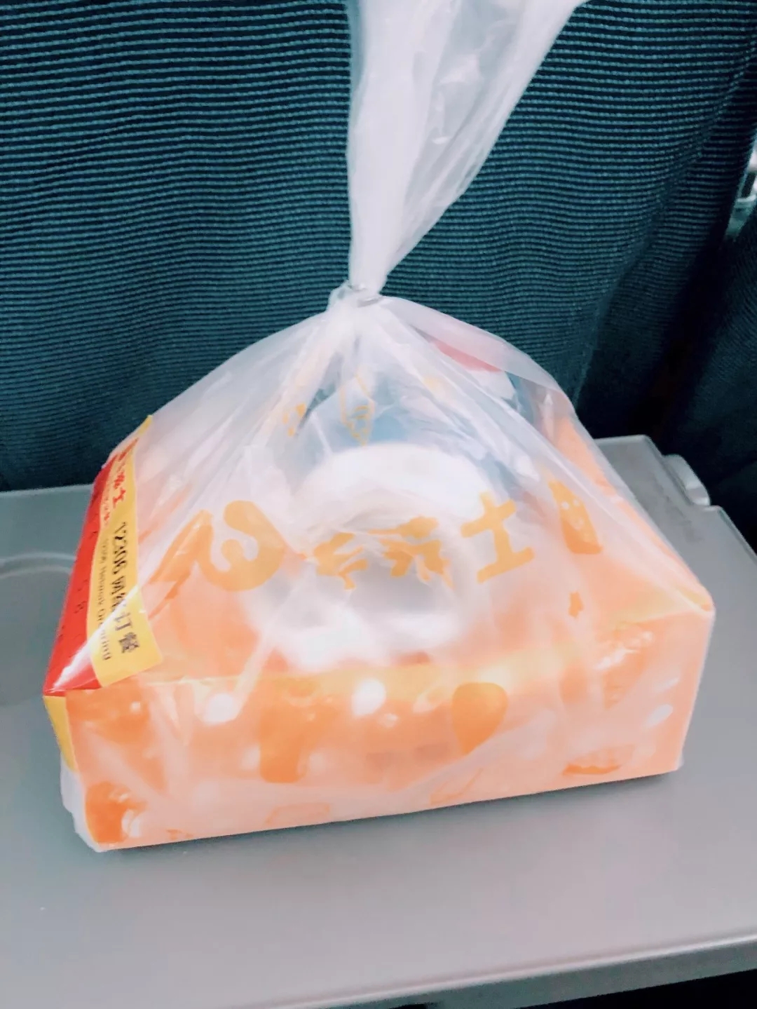 雙語：老外第一次坐高鐵超開心：沒人抽煙，還能伸直腿