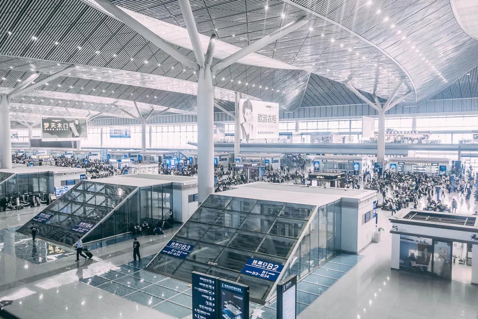 雙語：老外第一次坐高鐵超開心：沒人抽煙，還能伸直腿