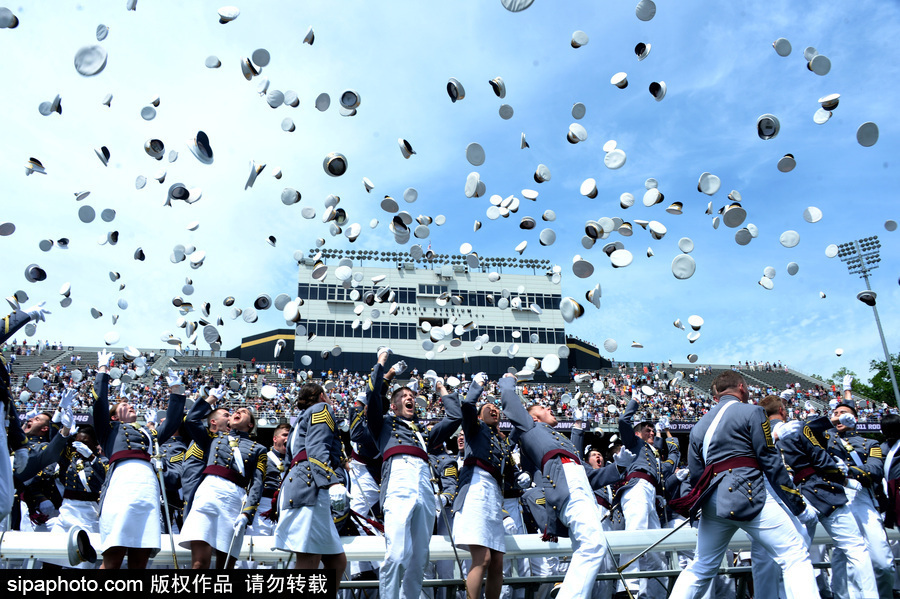 美國西點軍校舉行畢業典禮 學員拋帽慶祝