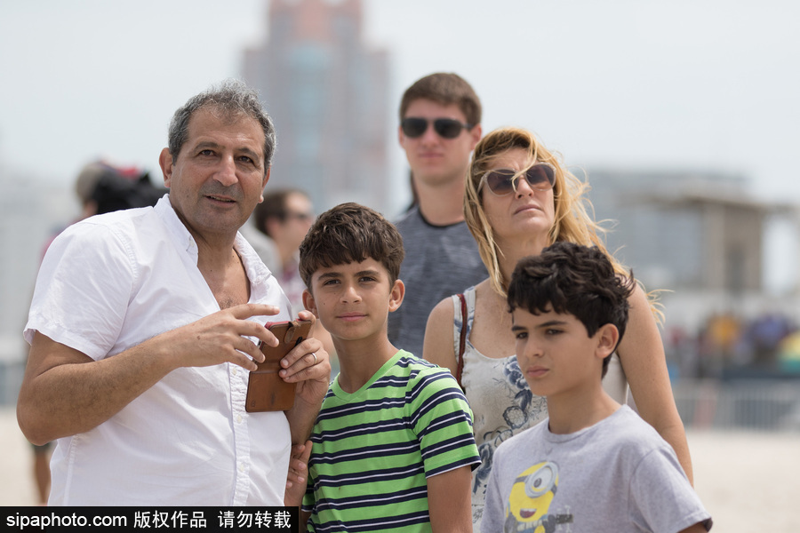 邁阿密海灘航空展開(kāi)幕 民眾沙灘度假觀看表演