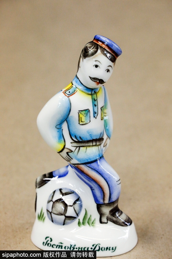 俄羅斯世界杯主題手繪陶瓷紀念品亮相 生動可愛