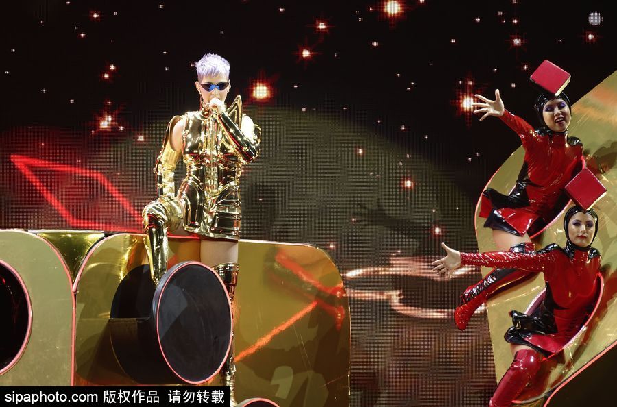 “水果姐”凱蒂·佩里巴黎火爆開唱 “金色盔甲”超炫舞臺效果