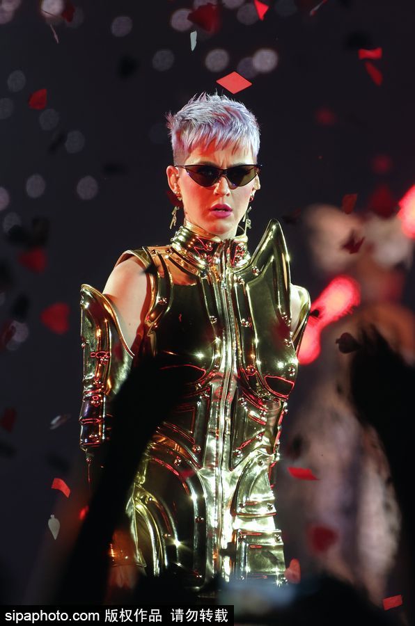 “水果姐”凱蒂·佩里巴黎火爆開唱 “金色盔甲”超炫舞臺效果