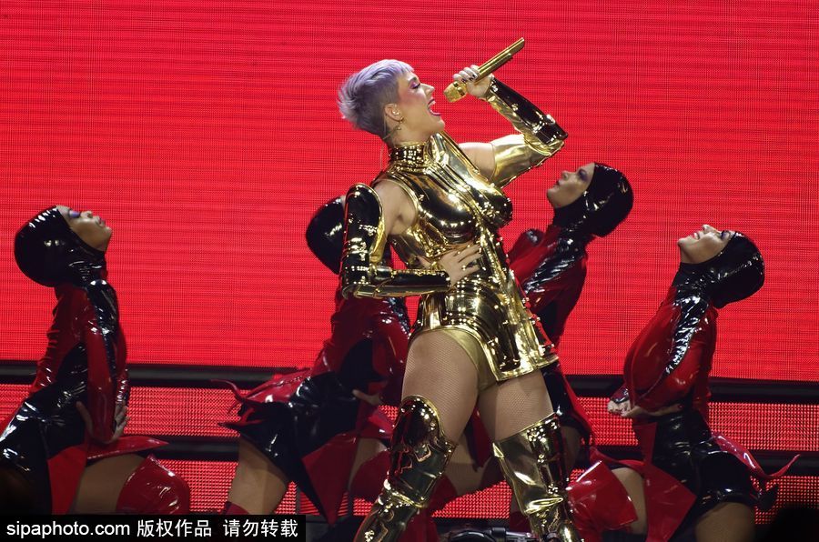 “水果姐”凱蒂·佩里巴黎火爆開唱 “金色盔甲”超炫舞臺效果