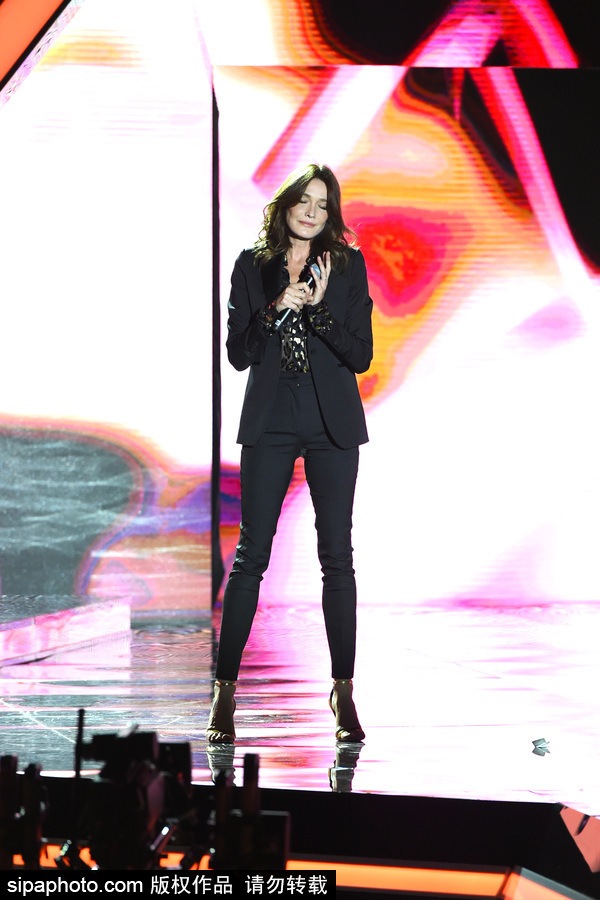 前法國(guó)總統(tǒng)夫人卡拉·布呂尼現(xiàn)身俄羅斯 現(xiàn)場(chǎng)演唱歌曲慵懶優(yōu)雅