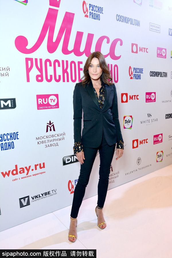 前法國總統(tǒng)夫人卡拉·布呂尼現(xiàn)身俄羅斯 現(xiàn)場演唱歌曲慵懶優(yōu)雅