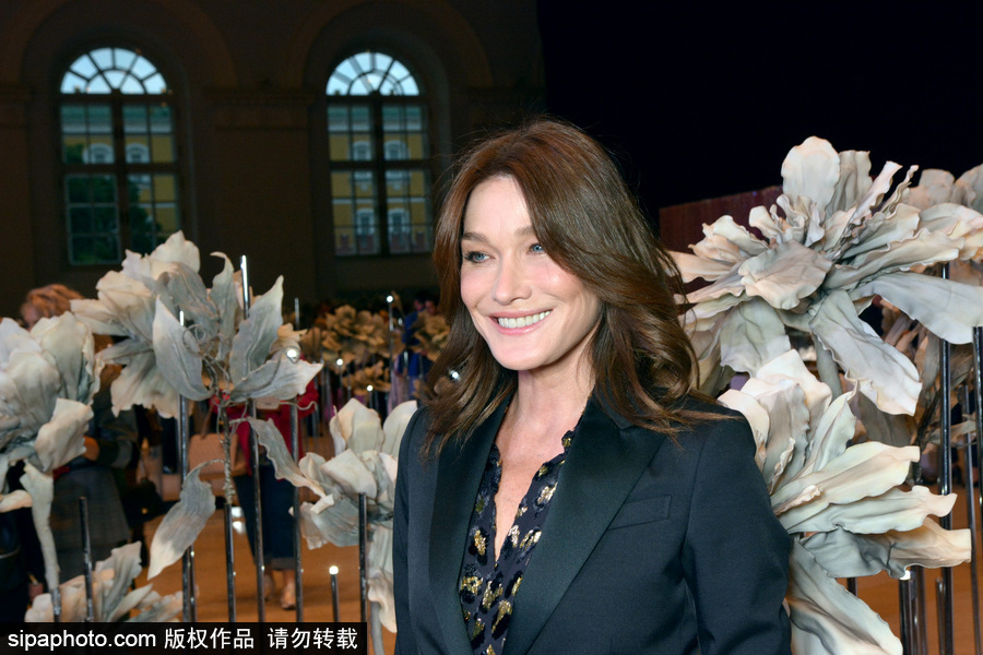前法國總統夫人卡拉·布呂尼現身俄羅斯 現場演唱歌曲慵懶優雅