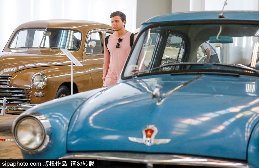 俄羅斯舉行稀有汽車拍賣會(huì) 各式古董老爺車亮相