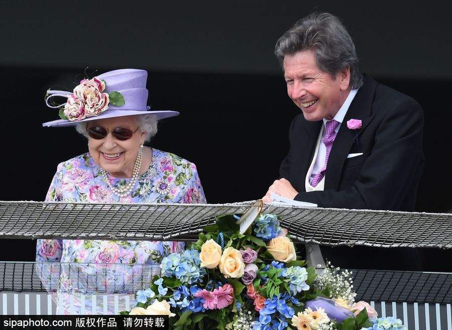 英國伊麗莎白女王出席埃普索姆賽馬會 一身紫色鮮艷減齡