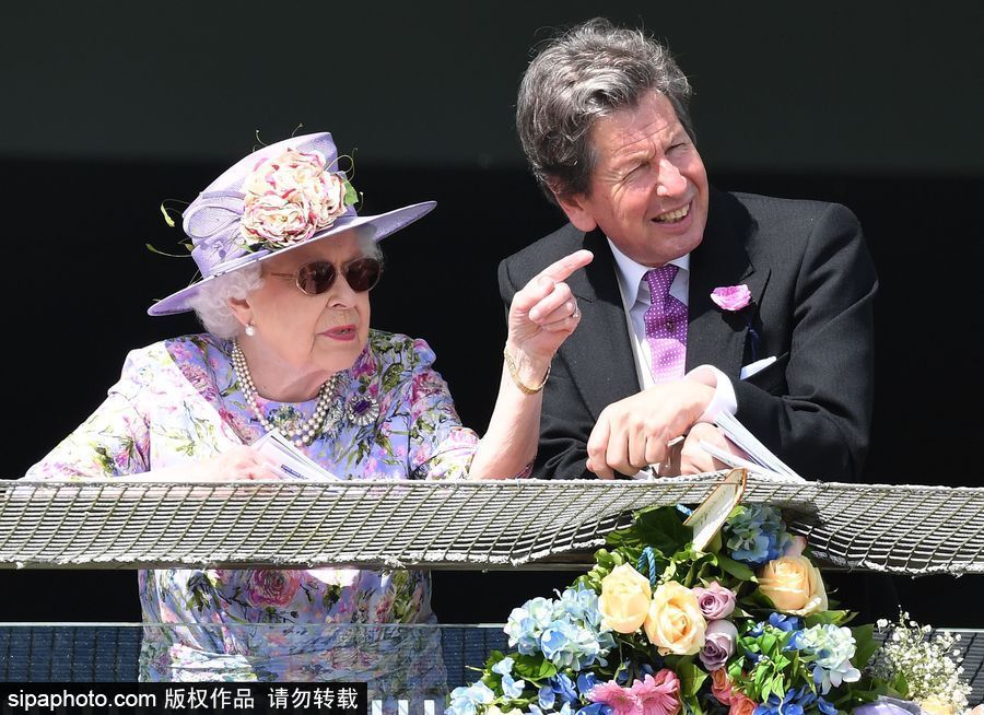 英國(guó)伊麗莎白女王出席埃普索姆賽馬會(huì) 一身紫色鮮艷減齡