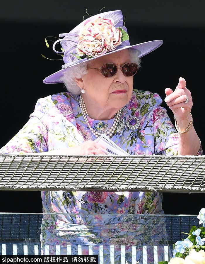 英國伊麗莎白女王出席埃普索姆賽馬會 一身紫色鮮艷減齡