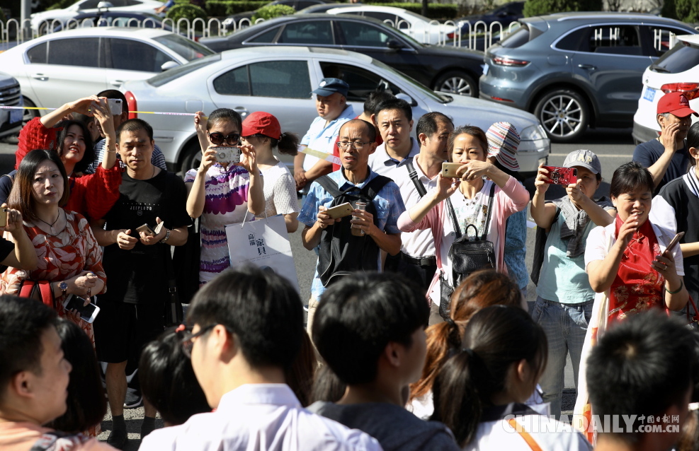 2018高考首場考試結束 考生陸續(xù)走出考場