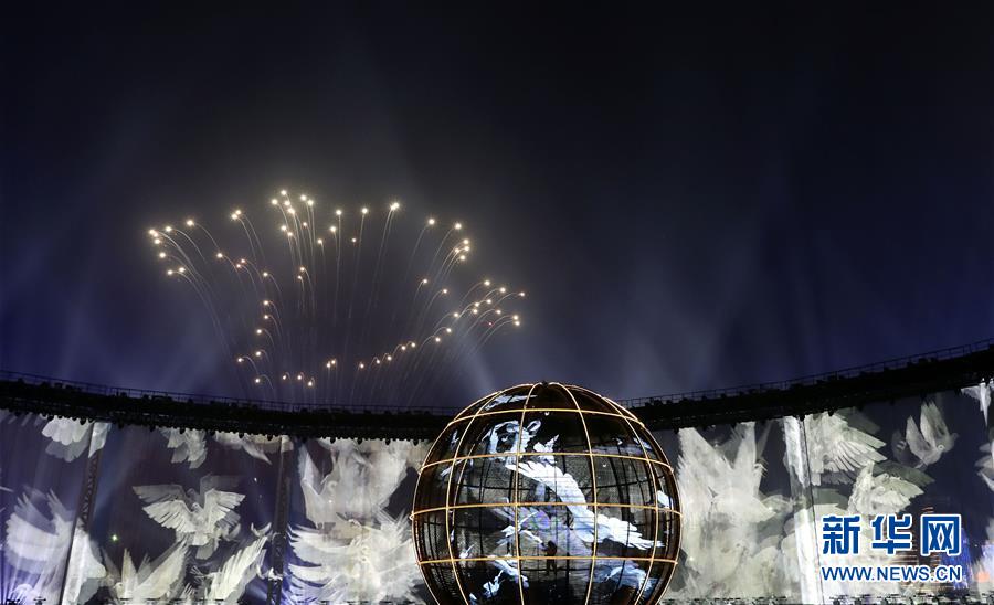 燈光焰火藝術表演在青島舉行