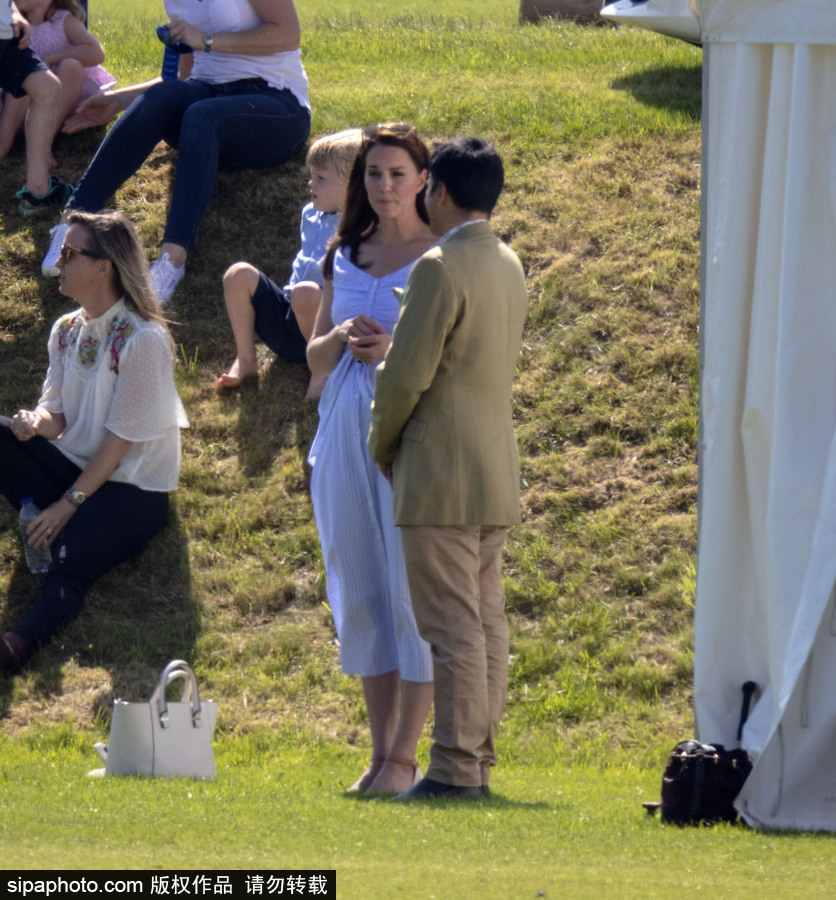 凱特王妃花式帶娃 喬治王子和夏洛特公主草地玩耍放飛自我