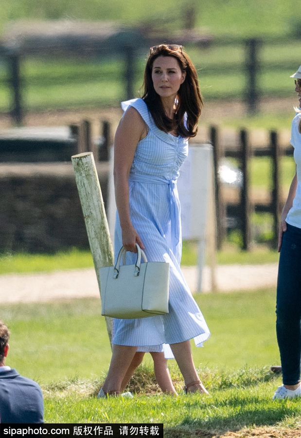 凱特王妃花式帶娃 喬治王子和夏洛特公主草地玩耍放飛自我