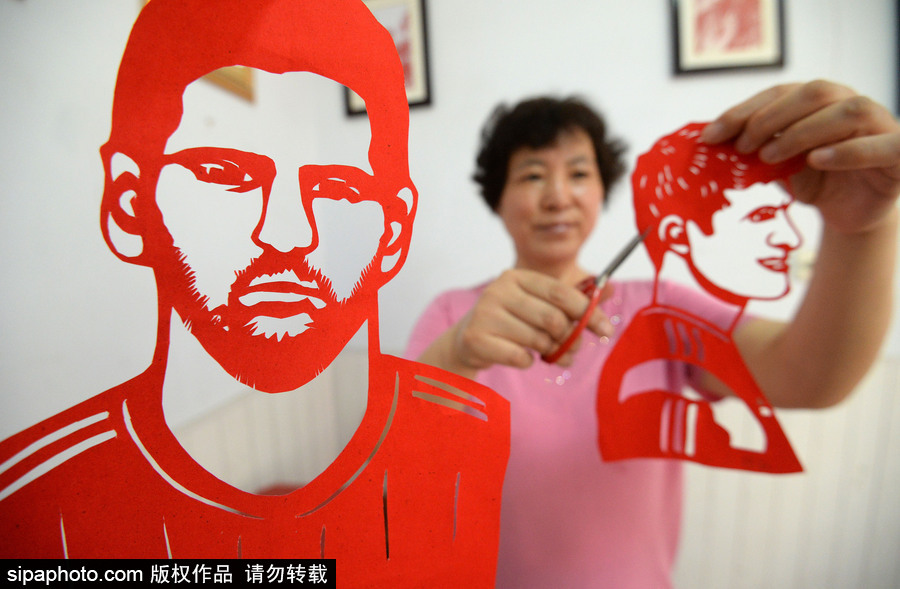 栩栩如生！河北阿姨巧手剪出世界杯球星