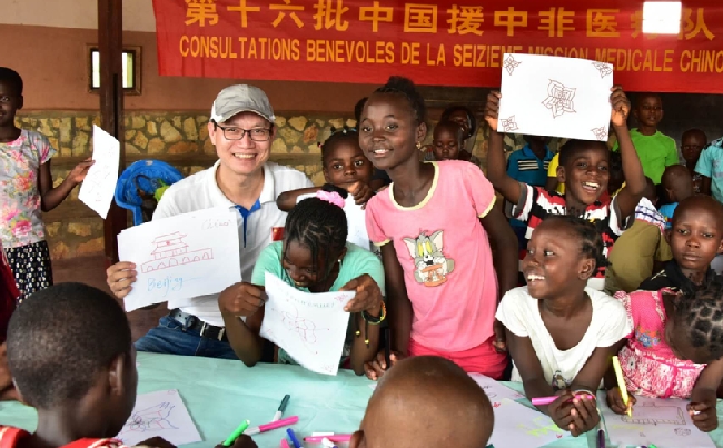 第16批中國援中非醫(yī)療隊走進(jìn)中非SOS兒童村