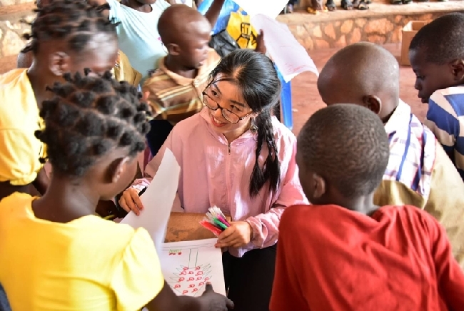 第16批中國援中非醫(yī)療隊走進(jìn)中非SOS兒童村