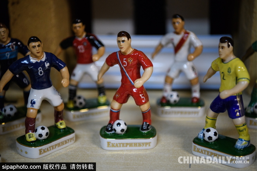 世界杯周邊產(chǎn)品誕生記 探訪俄羅斯陶瓷紀念品加工廠