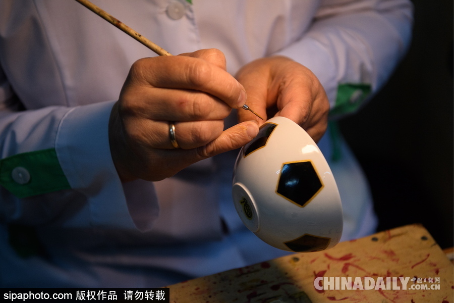 世界杯周邊產品誕生記 探訪俄羅斯陶瓷紀念品加工廠