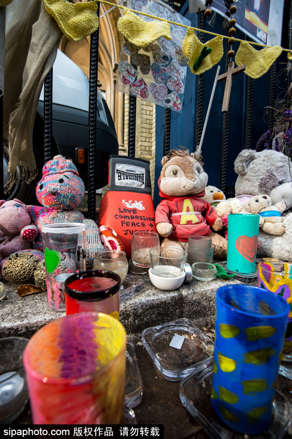 倫敦格倫費爾塔火災(zāi)一周年紀念日 民眾自發(fā)聚集悼念遇難者