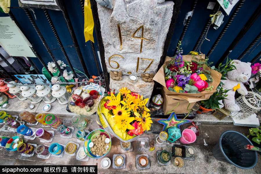 倫敦格倫費(fèi)爾塔火災(zāi)一周年紀(jì)念日 民眾自發(fā)聚集悼念遇難者