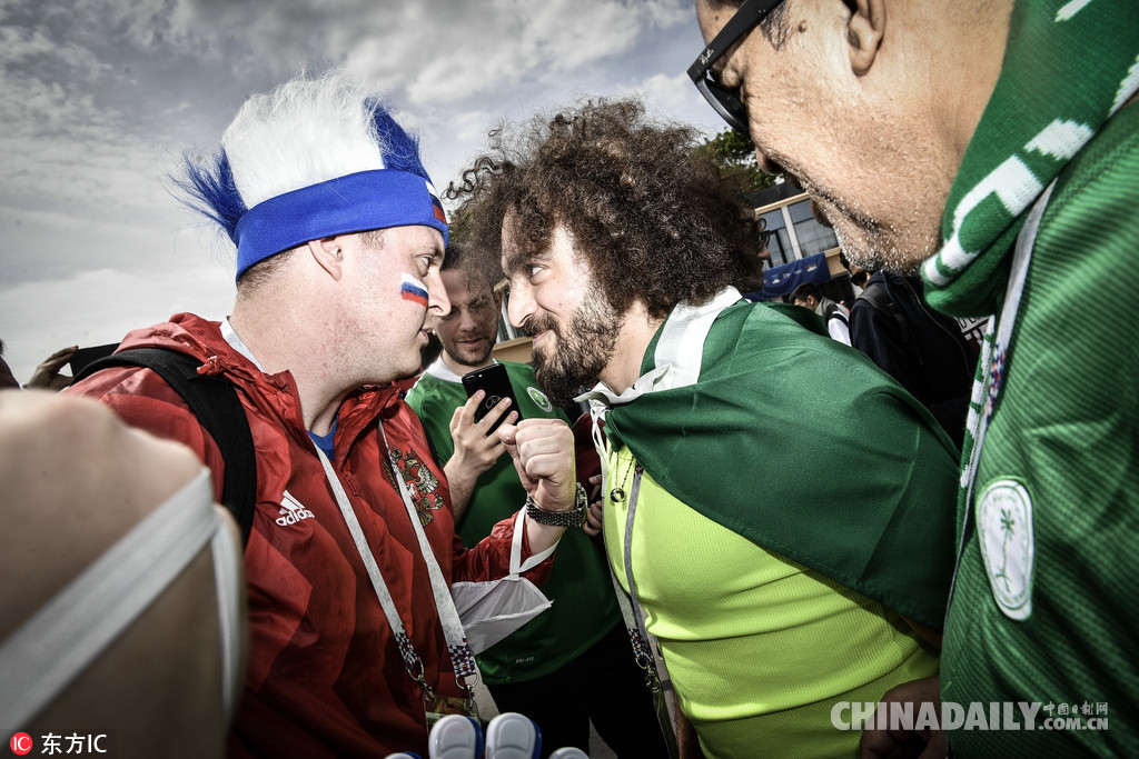 俄羅斯世界杯揭幕戰(zhàn)開踢在即 盧日尼基體育場(chǎng)外聚集大批球迷