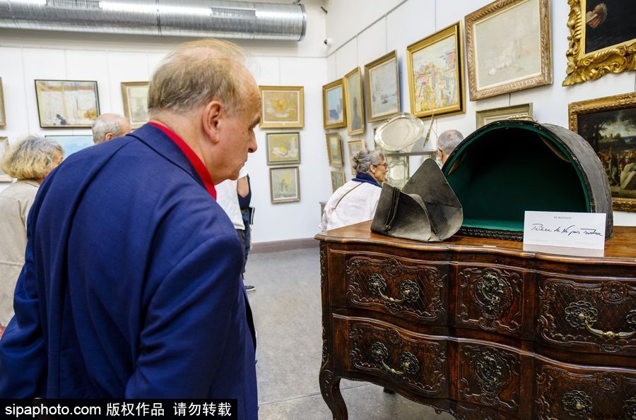 法國(guó)里昂拍賣(mài)拿破侖生前戴過(guò)的帽子 最終以28萬(wàn)歐元成交