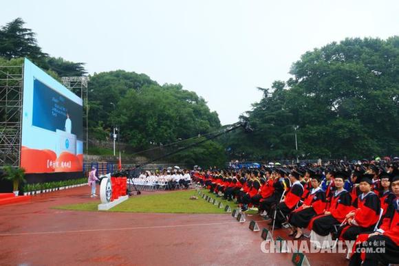 武大萬名畢業生集體“加冕” 81人豪華導師團撥穗