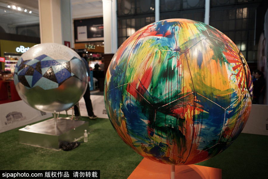 足球也是藝術品 巴西圣保羅街頭“足球大游行”色彩繽紛