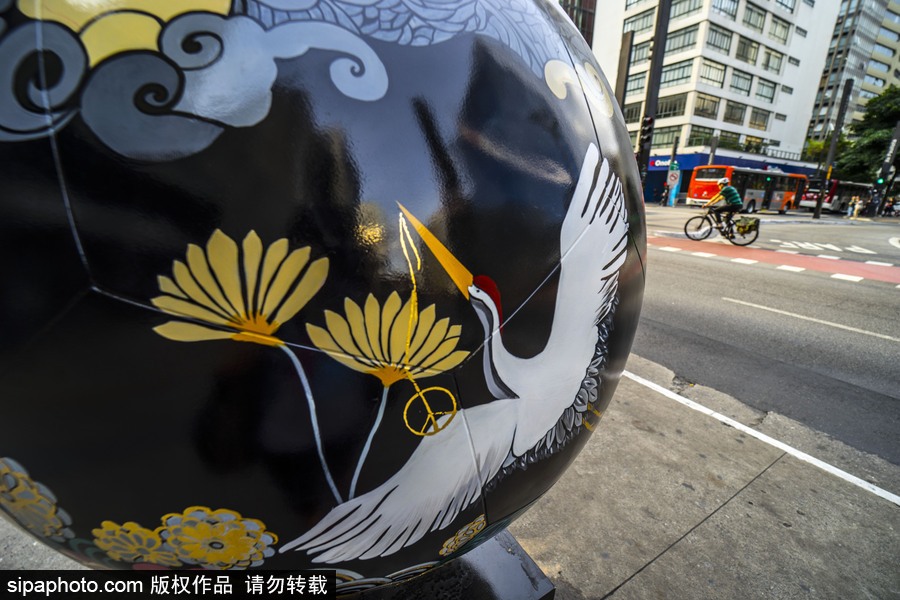 足球也是藝術品 巴西圣保羅街頭“足球大游行”色彩繽紛