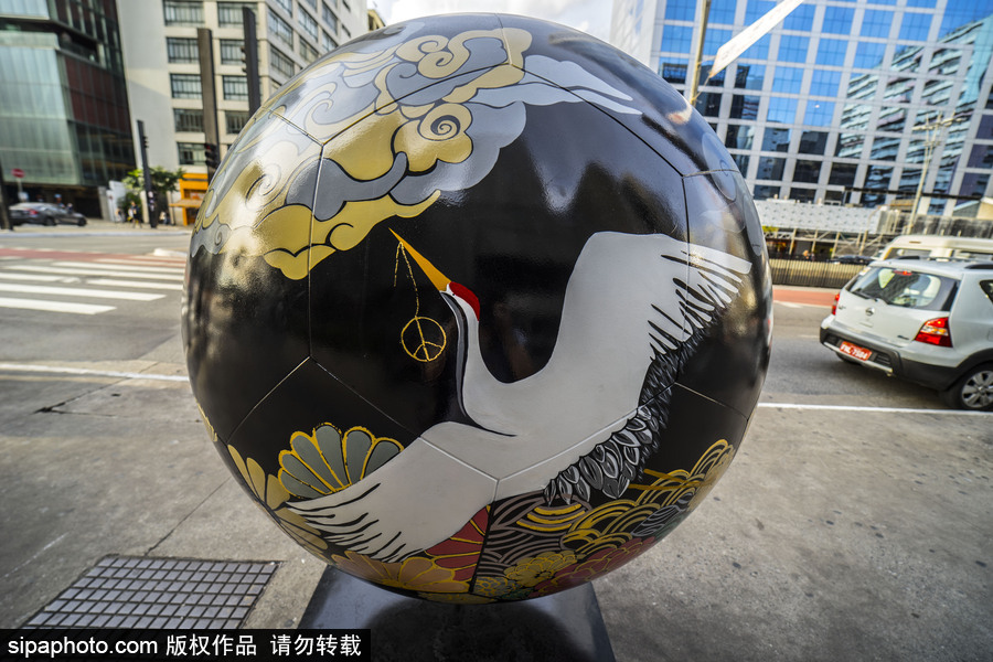 足球也是藝術品 巴西圣保羅街頭“足球大游行”色彩繽紛