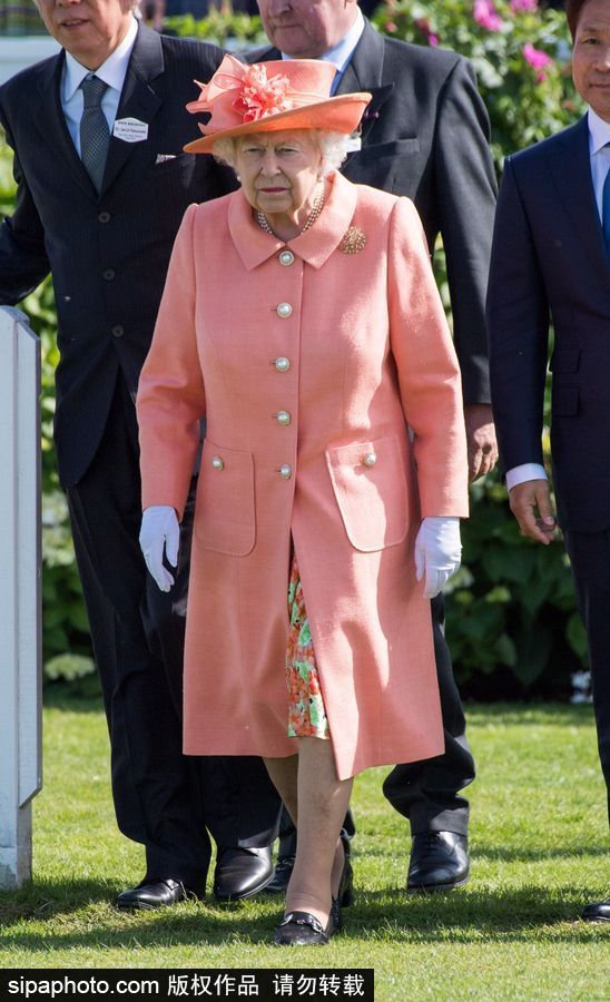 英國(guó)女王出席皇家溫莎杯馬球比賽 淺橘色套裝精神十足
