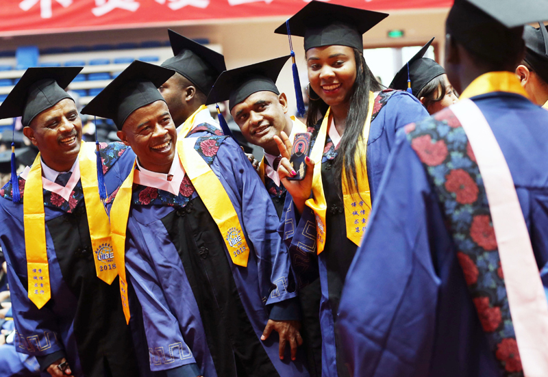 對外經(jīng)貿(mào)大學舉行2018屆來華留學生畢業(yè)典禮