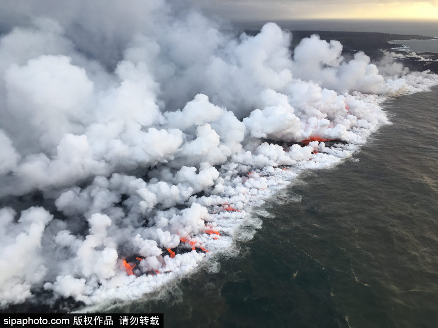 美國基拉韋厄火山持續(xù)活躍 巖漿流動(dòng)似火龍