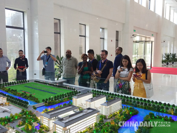 “一帶一路”國家精英媒體培訓班前往中國東方航空公司參觀