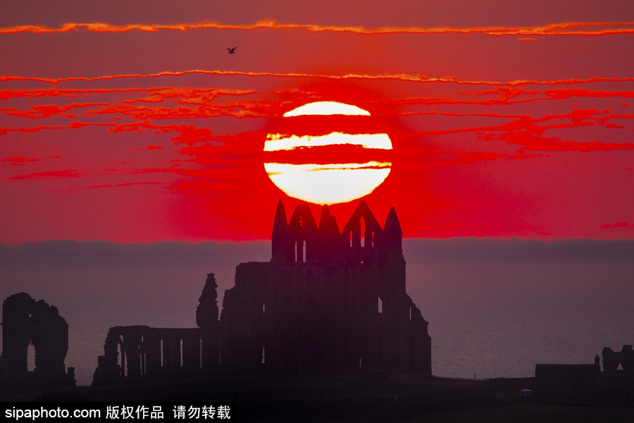 英國約克郡落日美如畫 晚霞絢爛如夢似幻