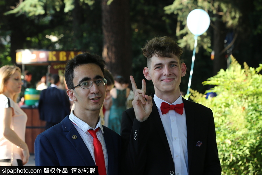 別人家的畢業游行！索契街頭禮服和氣球交織的浪漫畢業儀式